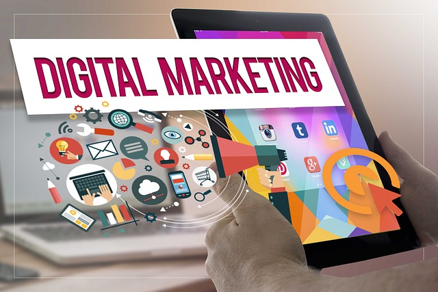 nápis „digitální marketing“ a jeho součásti